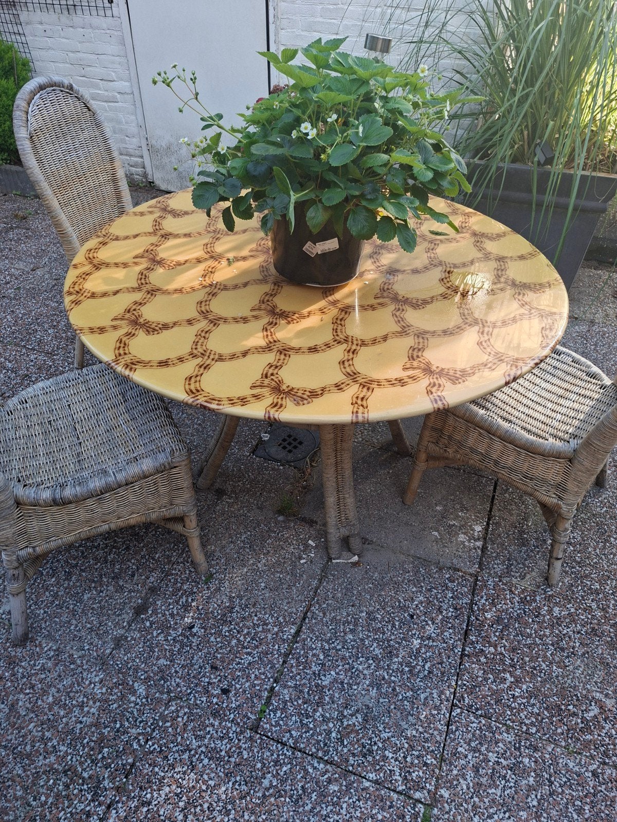 Gele tuintafel met strikjespatroon, Ophalen, Gebruikt, Rond, Overige materialen