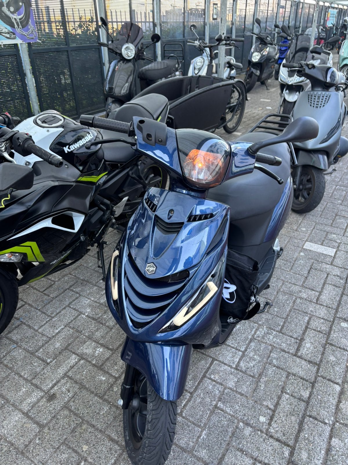 Zip 2t bouwjaar 2010 TERUIL 125 of 70cc zip, Fietsen en Brommers, Ophalen, Zo goed als nieuw, Benzine, Zip