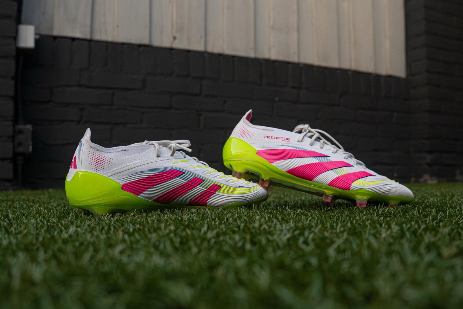 Adidas Predator voetbalschoenen 40 2/3 - Wit/Roze/Geel, Sport en Fitness, Voetbal, Maat XS of kleiner, Ophalen of Verzenden, Zo goed als nieuw
