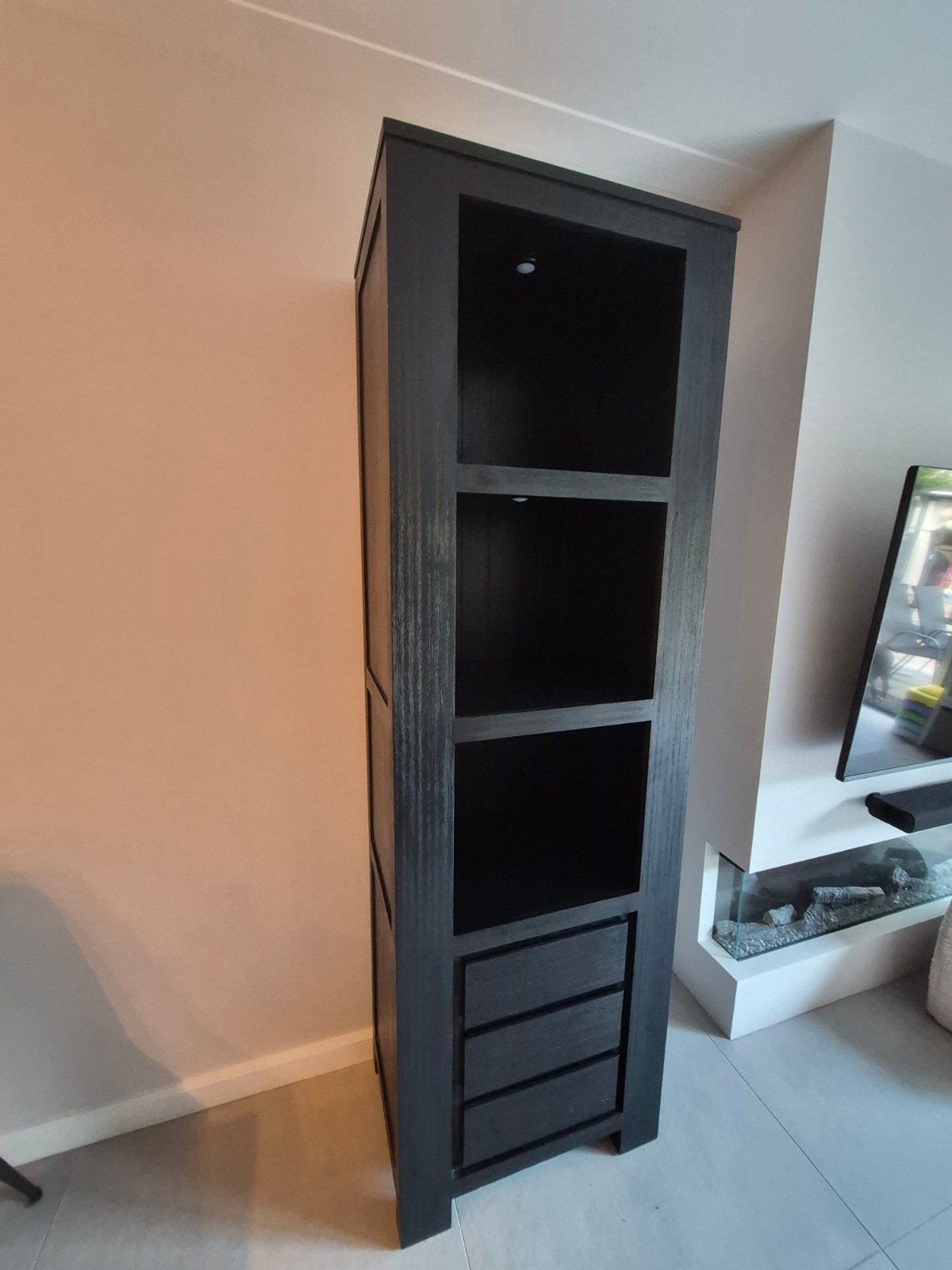 Zwarte teakhouten ladekast met verlichting - H220 B69 D45, Huis en Inrichting, Ophalen, Met plank(en), Gebruikt, 200 cm of meer