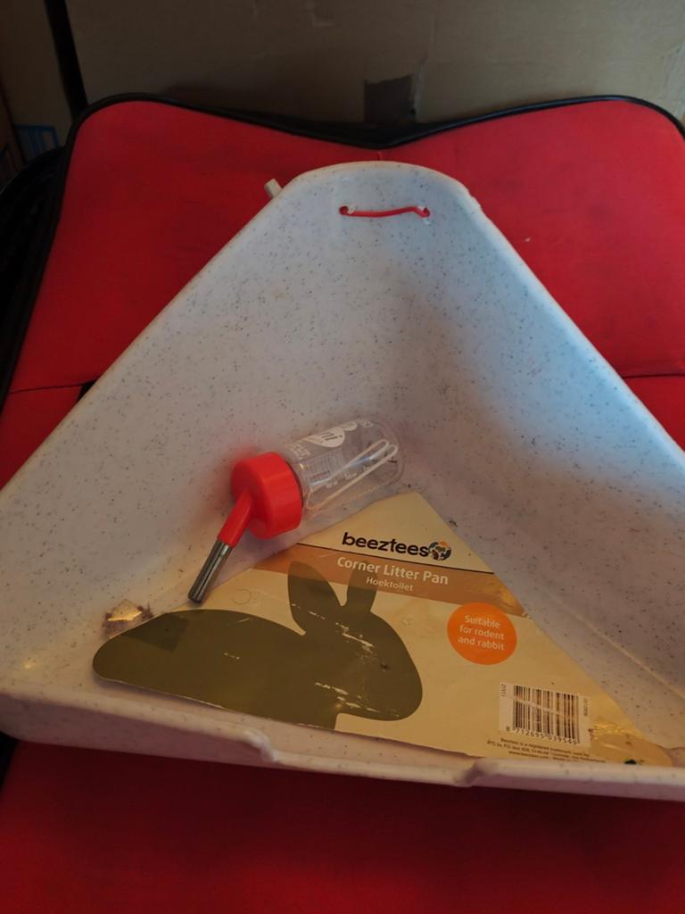 Konijntje wc en waterfles, Dieren en Toebehoren, Knaagdieren en Konijnen | Hokken en Kooien, Ophalen, Minder dan 75 cm, Kooi, Minder dan 60 cm