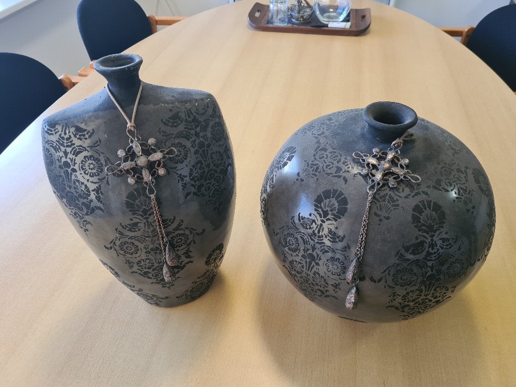 2 luxe vazen antraciet barok print incl. vaashangers, Ophalen, Zo goed als nieuw, Zwart, Steen/keramiek
