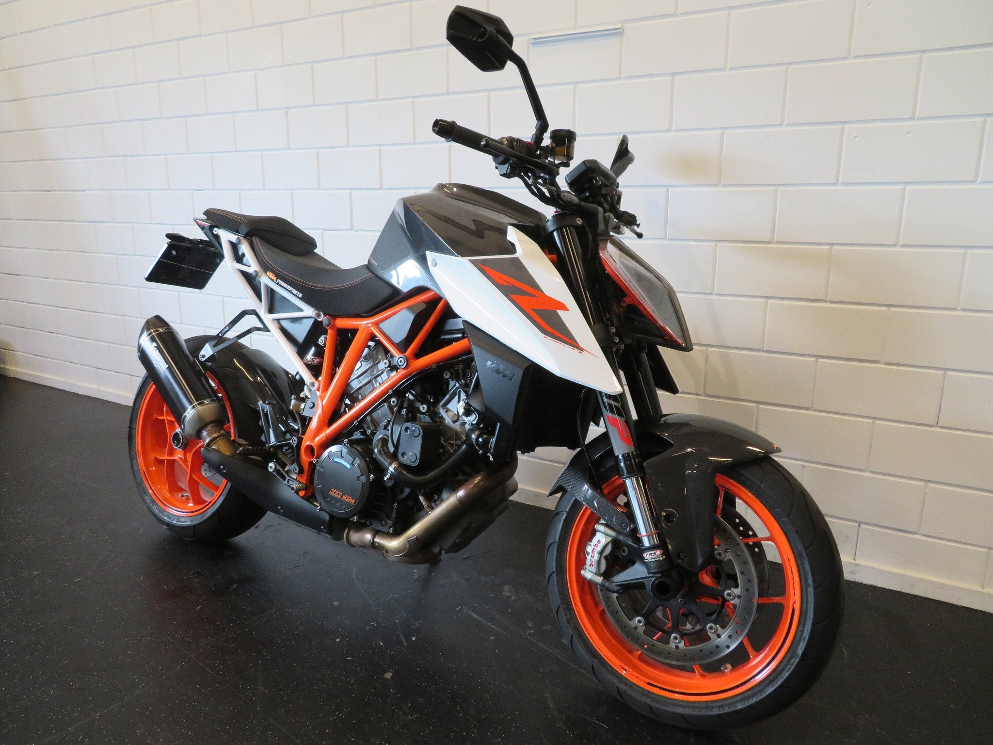 KTM KTM 1290 SUPER DUKE 1290R AKRA! (bj 2017), Motoren, 1290 cc, Naked bike, Gebruikt, Bedrijf
