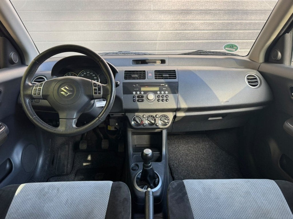 Suzuki SWIFT 1.3 LIMITED / Cruise / Trekhaak / Airco /, Auto's, Voorwielaandrijving, 400 kg, Alcantara, Origineel Nederlands