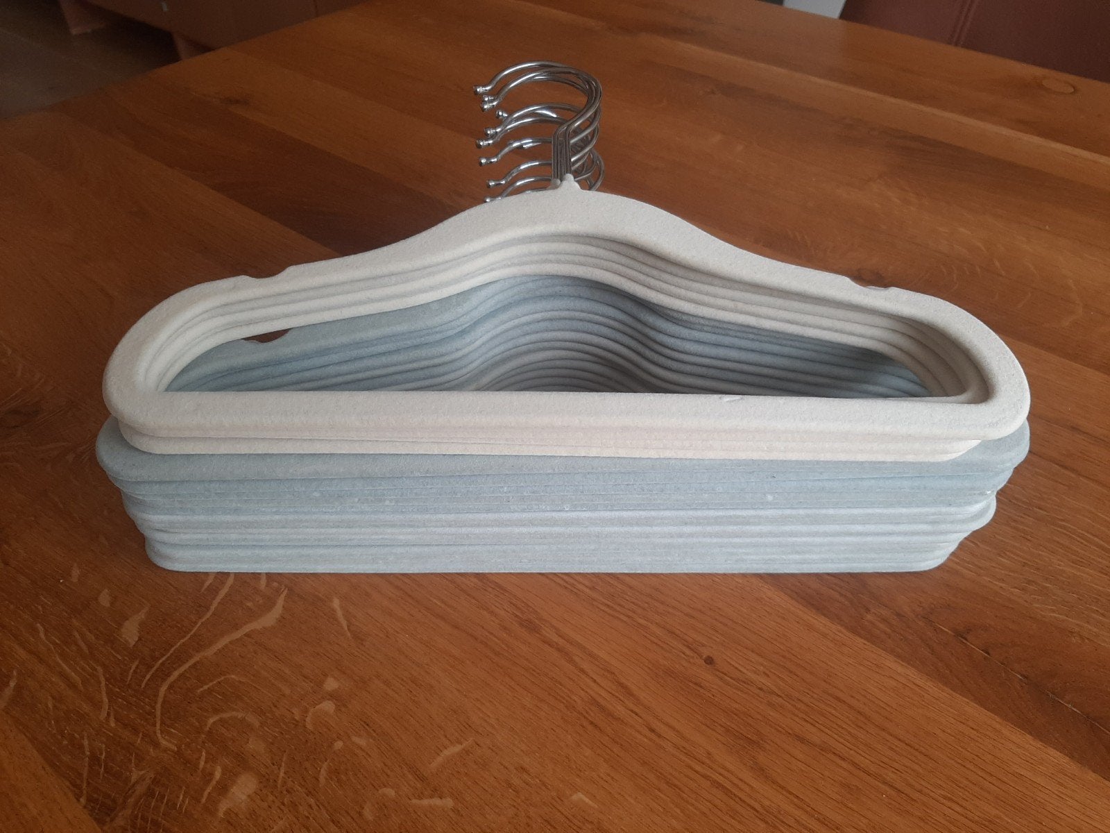 Set van 20 kinder antislip kledinghangers, beige en grijs He, Ophalen of Verzenden, Gebruikt, Jongen of Meisje
