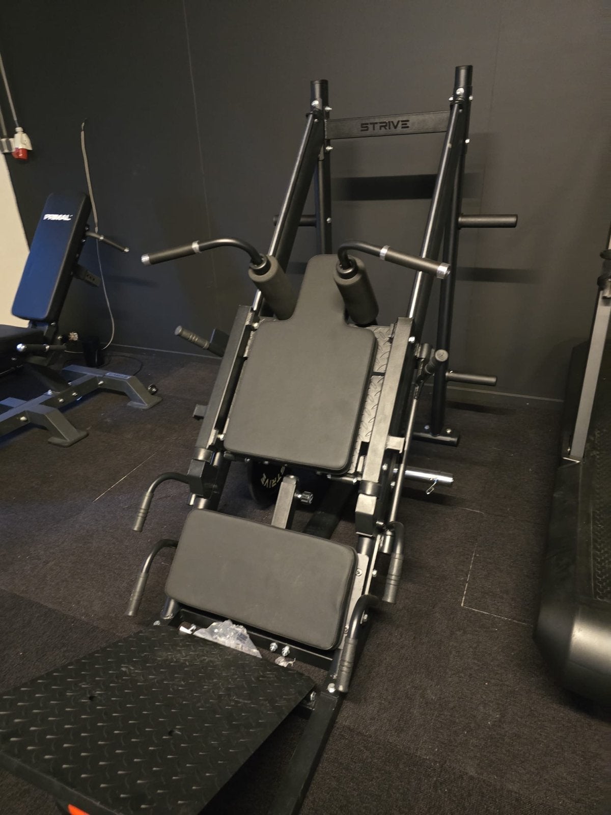 2-in-1 Leg Press/Hack Squat Machine - Nieuw in doos, Nieuw, Ophalen of Verzenden, Benen, Strive