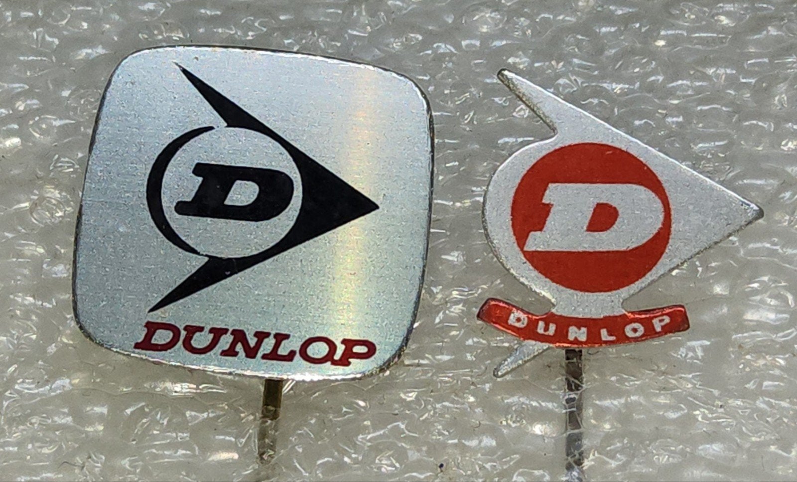 2 Dunlop Speldjes - Vintage Merk, Verzamelen, Ophalen of Verzenden, Gebruikt