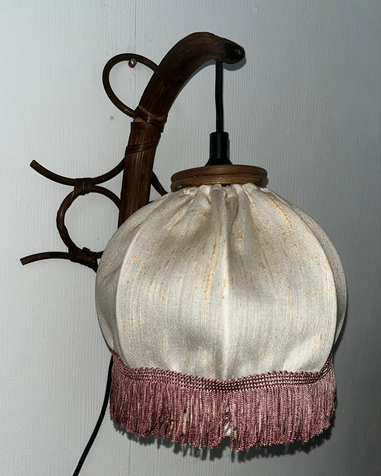 Vintage rotan wandlamp met stoffen kap en franjes, Huis en Inrichting, Lampen | Wandlampen, Met snoer/stekker, Gebruikt, Overige merken