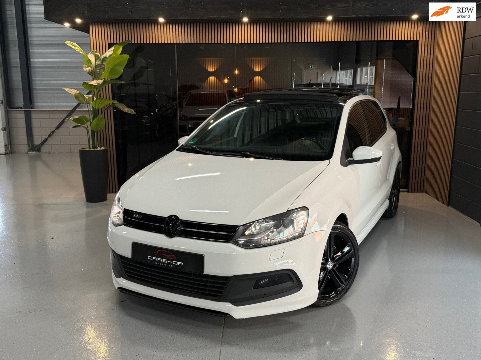 Volkswagen Polo 1.2 TSI 105PK 3X R-Line DSG/PANO/CRUISE/PDC, Auto's, Gebruikt, Zwart, 4 cilinders, Wit