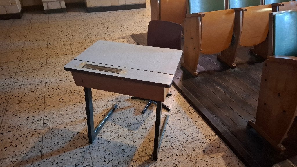 vintage schoolbank met een stoeltje, Ophalen