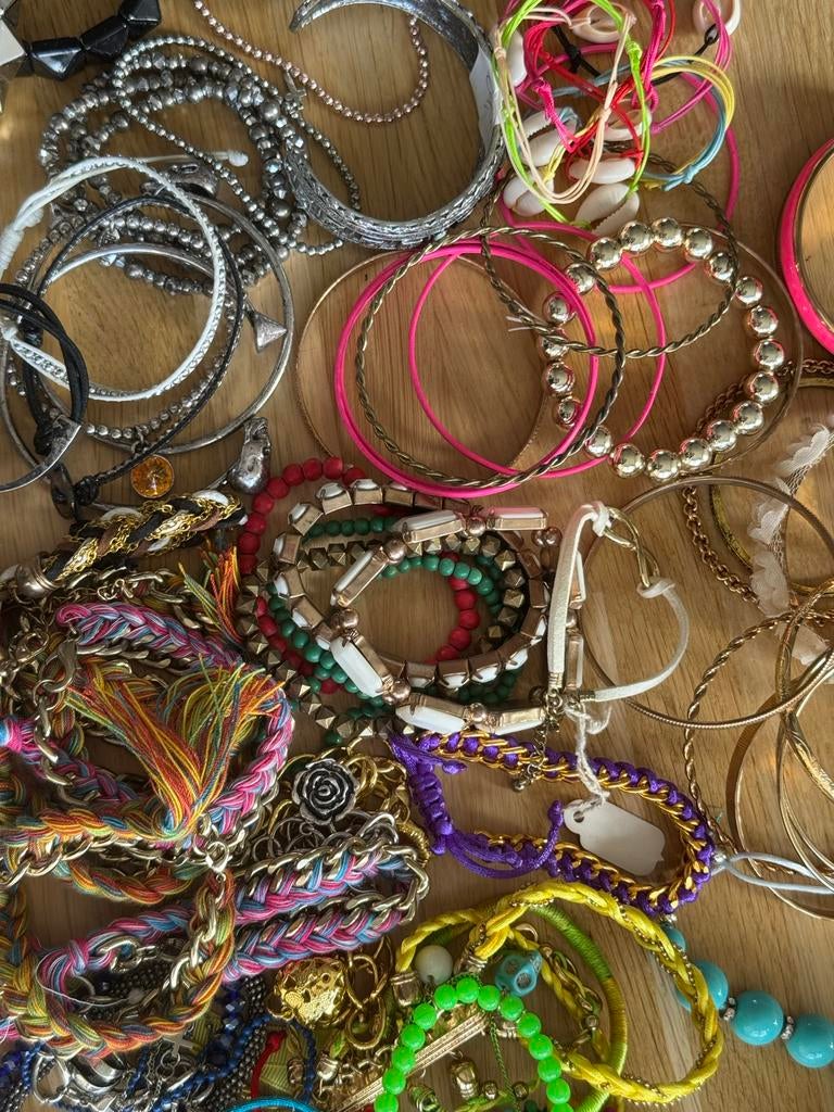 Armbanden - partijtje voor braderie , marktkraam, Overige materialen, Gebruikt, Overige kleuren, Ophalen of Verzenden