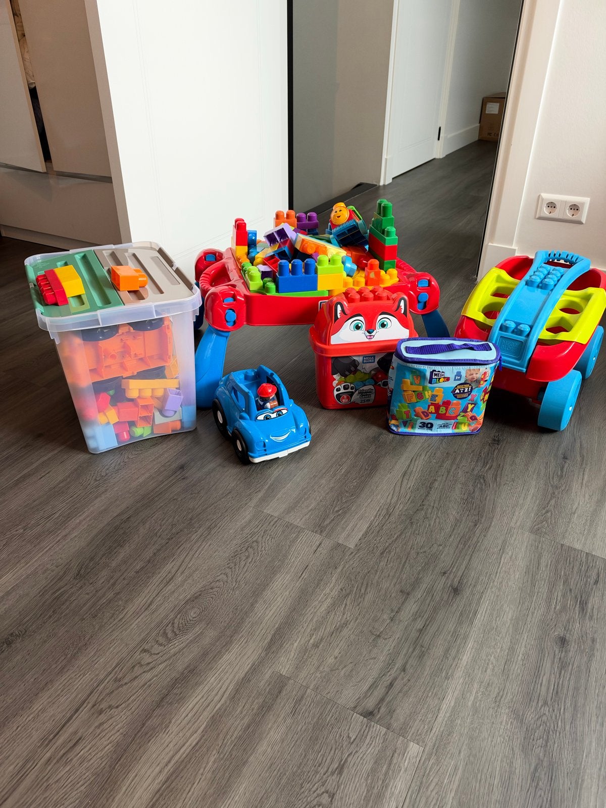Mega Bloks speelgoedset met tafel, auto's en blokken, Ophalen, Gebruikt, Megabloks