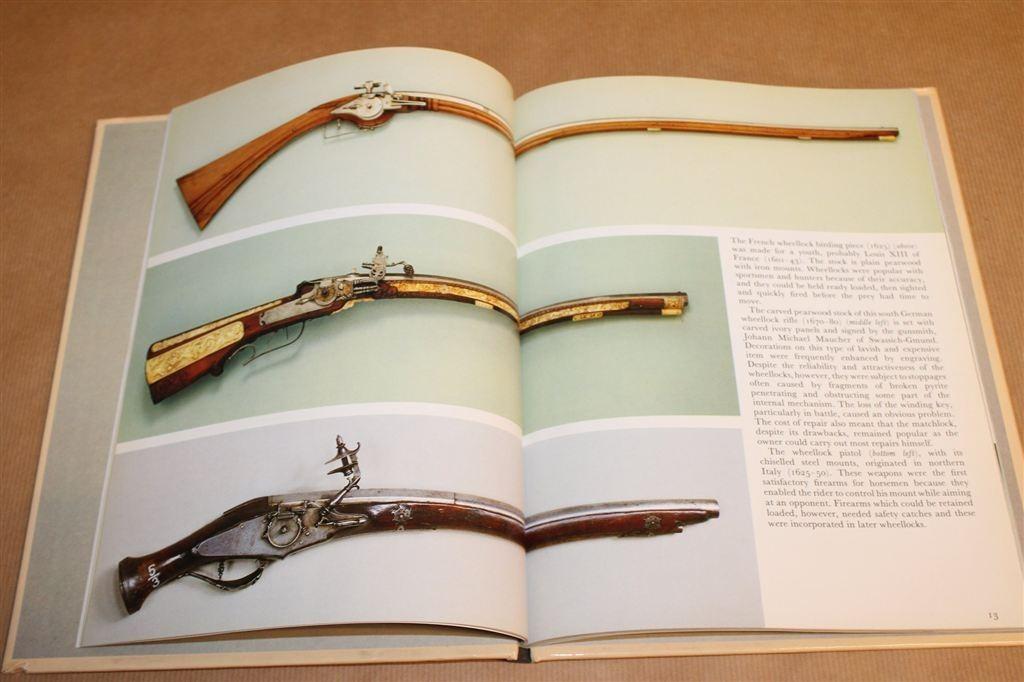 Vuurwapens [EN] — Groot Formaat Fotoboek met Index, Ophalen of Verzenden, Tweede Wereldoorlog, Gelezen, Overige onderwerpen