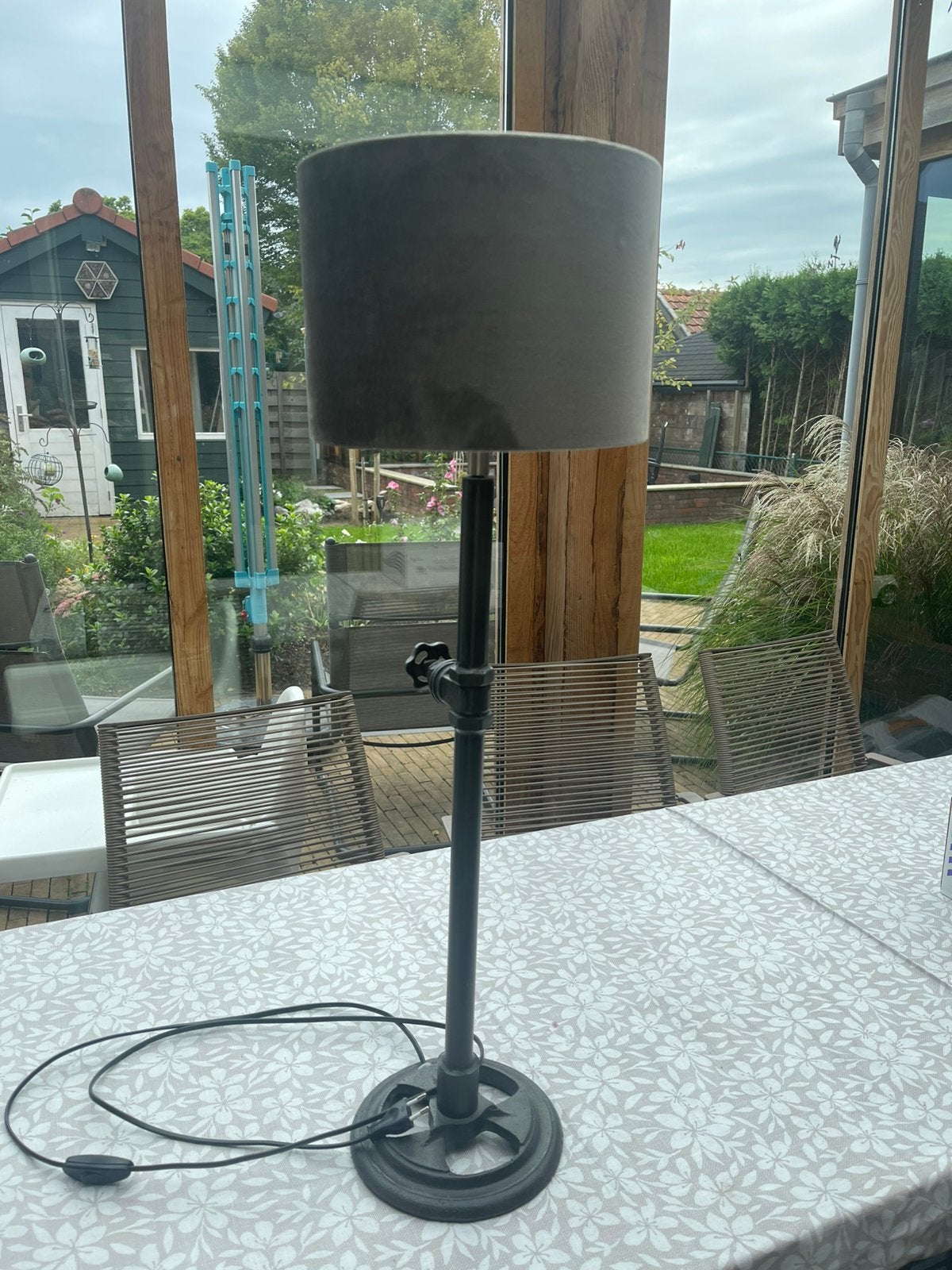 Industriële tafellamp met beige/ taupe kap, Huis en Inrichting, Ophalen, Gebruikt, E27 (groot), Sfeerlamp