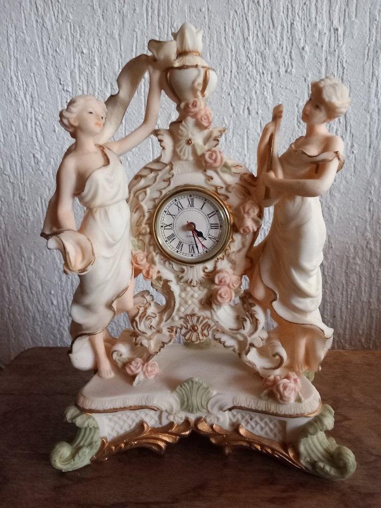 Prachtige klassieke tafelklok met figuren van twee nimfen, Ophalen, Zo goed als nieuw, Fantasy