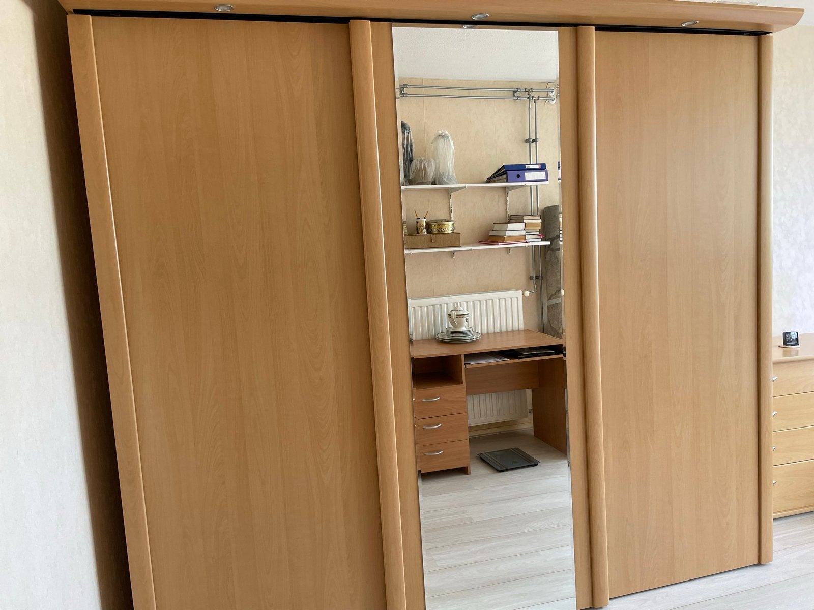 Grote kledingkast met 3 schuifdeuren en spiegel, Ophalen, Gebruikt, 200 cm of meer, Met deur(en)