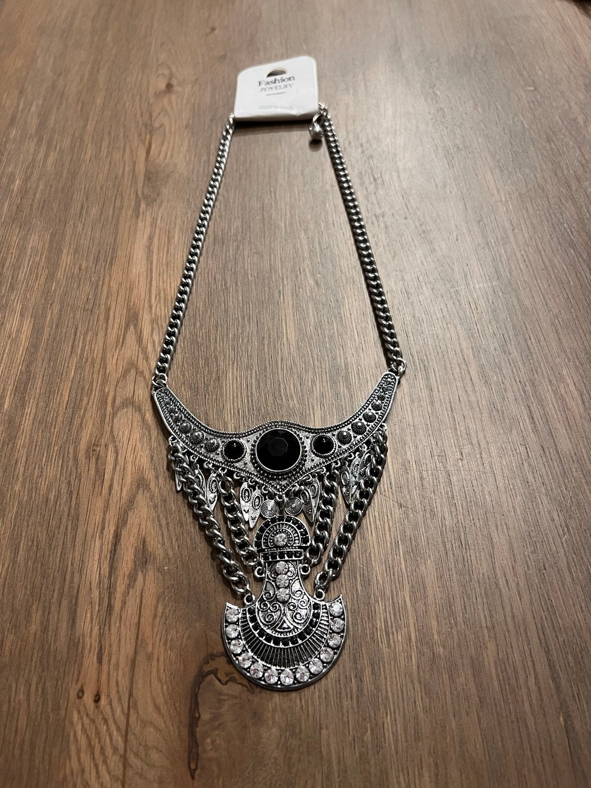 Zilverkleurige ketting met zwarte stenen - Nieuw, Sieraden, Tassen en Uiterlijk, Kettingen, Overige materialen, Nieuw, Ophalen of Verzenden