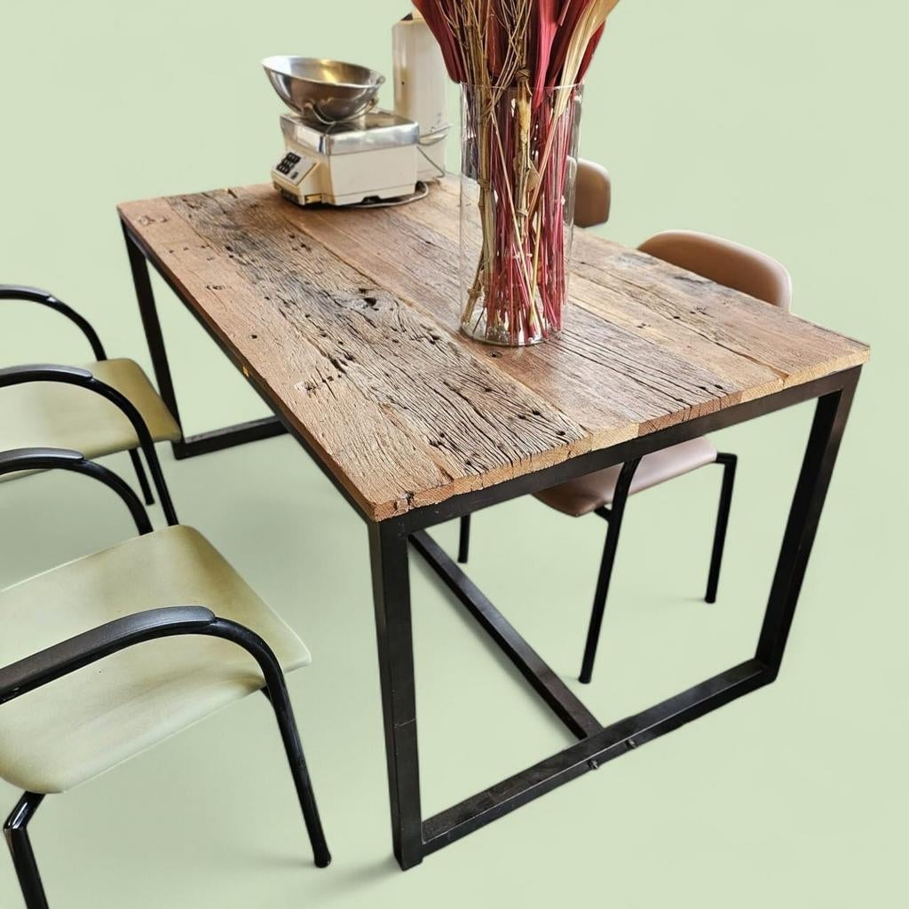 Robuuste eettafel met oud houten blad en metalen onderstel, Huis en Inrichting, Tafels | Eettafels, 150 tot 200 cm, Vijf personen of meer
