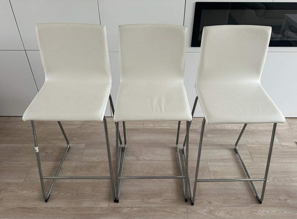 Witte barkrukken met metalen onderstel Ikea Volfgang, Kunststof, Gebruikt, Met voetsteun, 60 tot 90 cm