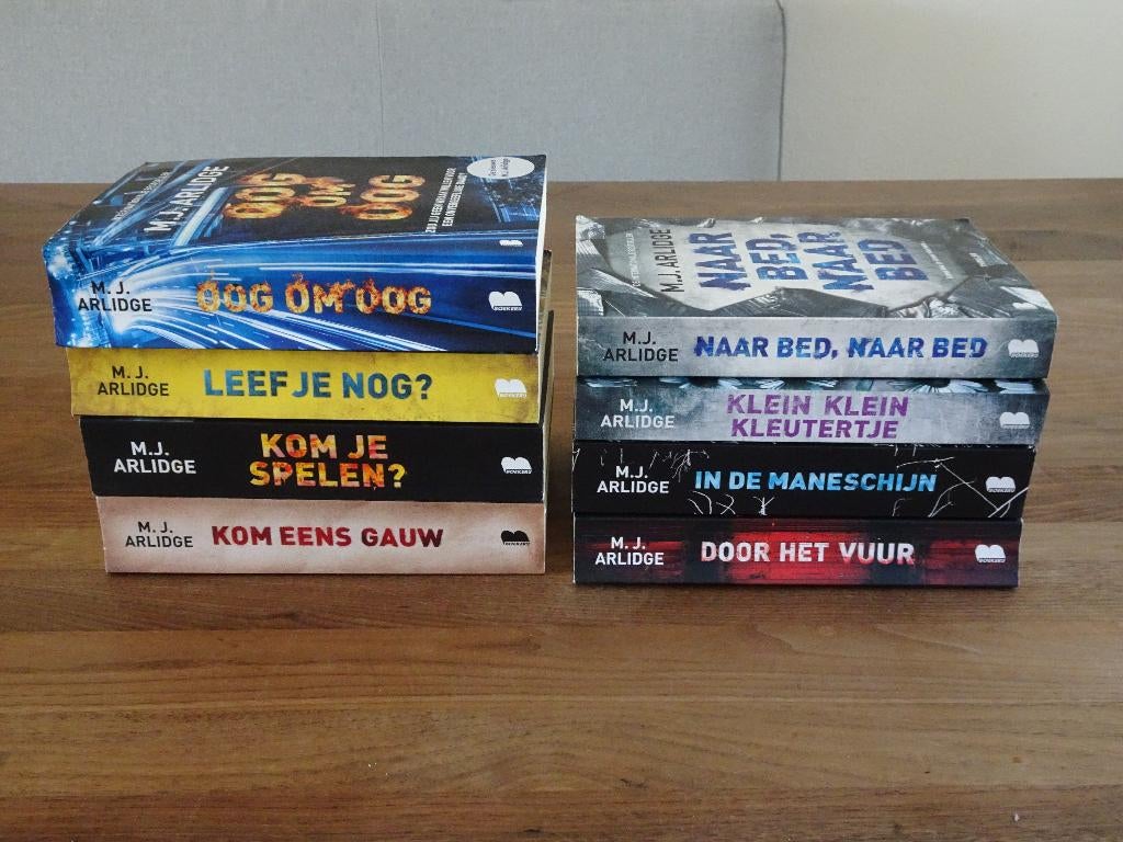 Acht delen M.J. Arlidge boeken, Boeken, Ophalen of Verzenden, Zo goed als nieuw