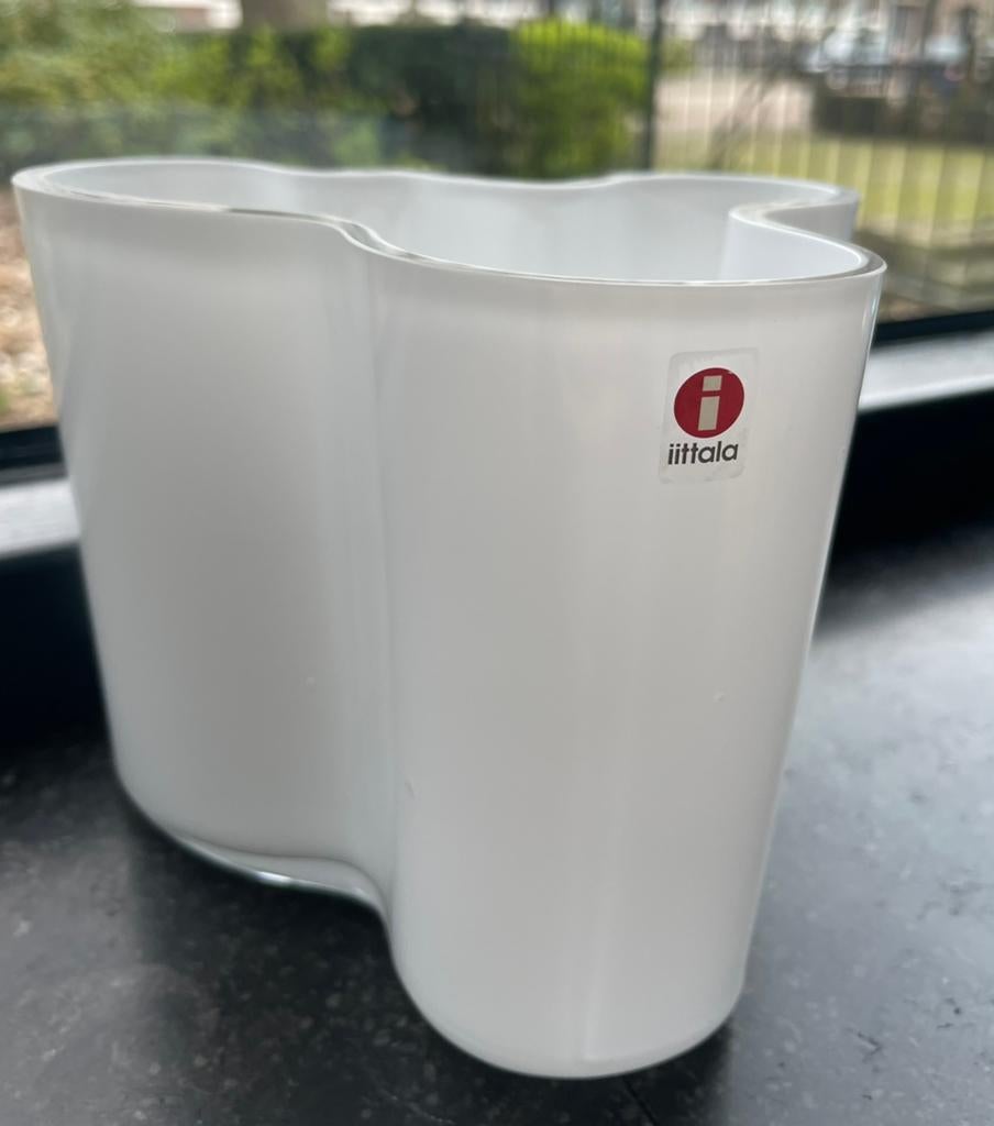 Iittala Alvar Aalto tafelvaas 120mm vaas opaalwit, Ophalen of Verzenden, Zo goed als nieuw, Overige kleuren, Glas