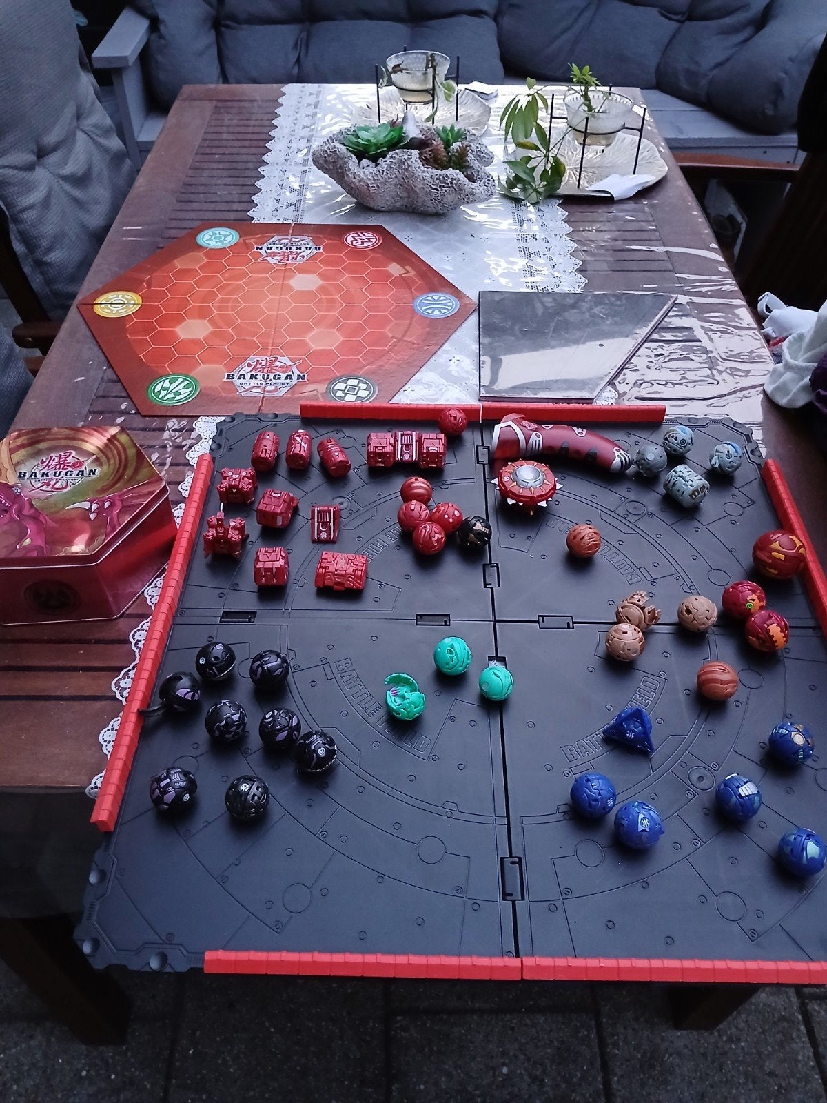 bakugan battle brawlers set met kaarten/figuren en speelbord, Kinderen en Baby's, Speelgoed | Actiefiguren, Ophalen, Gebruikt