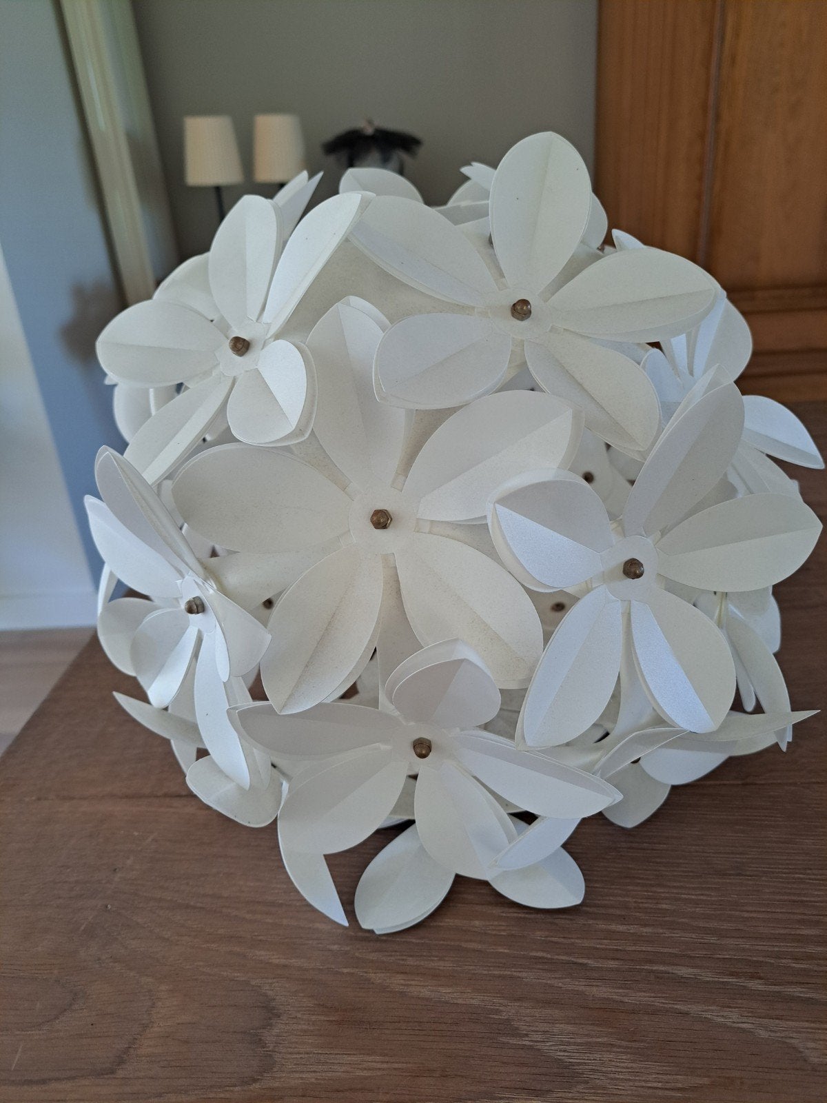 Mooie bloemenlamp - Witte decoratieve lampenkap, Wit, Ophalen of Verzenden, Zo goed als nieuw, Overige vormen
