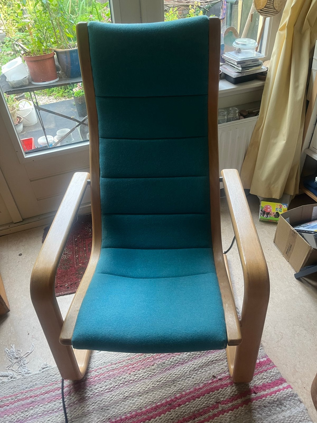 Stoel houten frame en blauwe stof en heerlijke zit, Huis en Inrichting, Ophalen, Gebruikt, Blauw, Eén