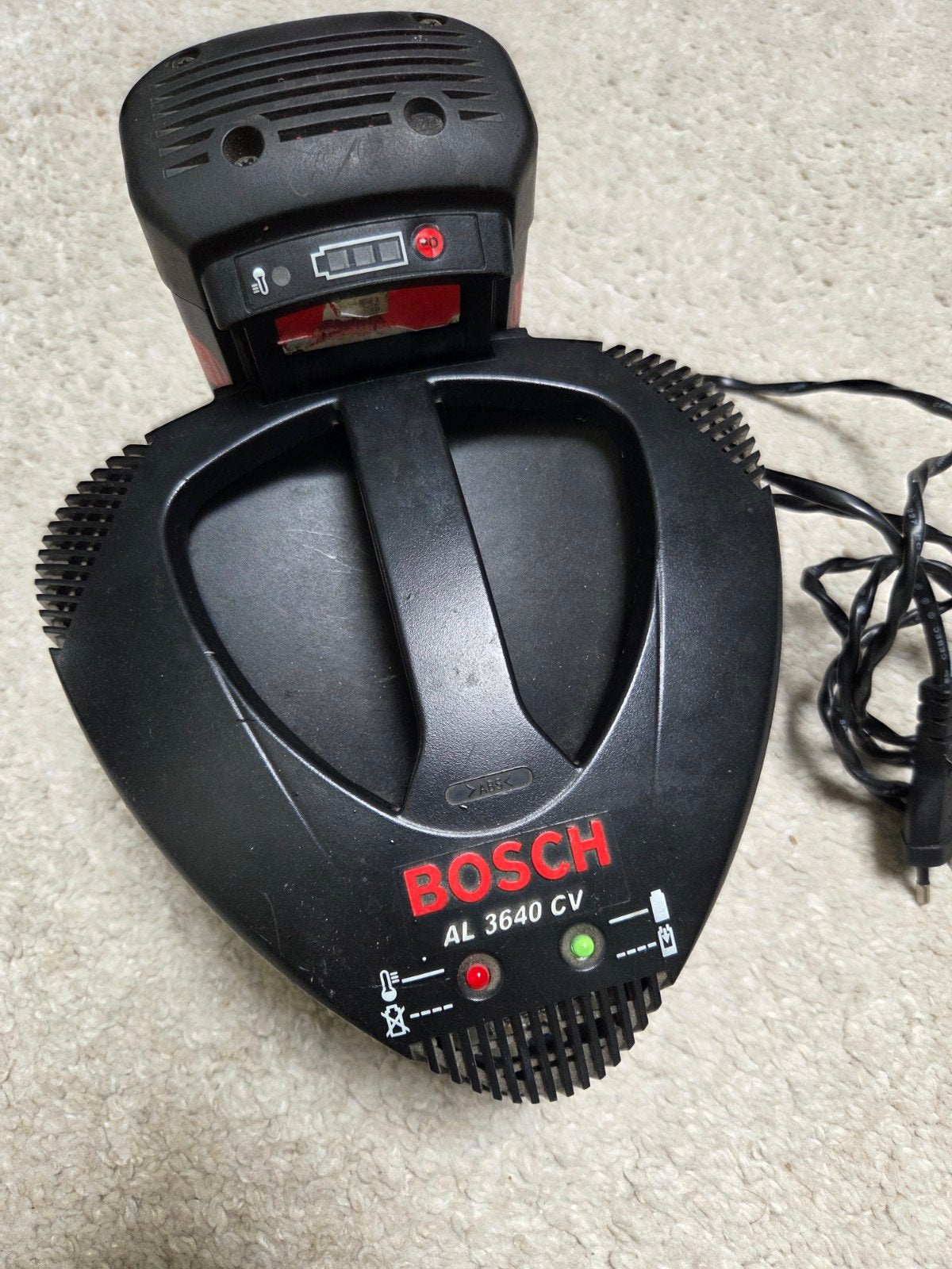 Bosch accu met lader 36V, Tuin en Terras, Cirkelmaaier, Gebruikt, Accu-grasmaaier, Ophalen of Verzenden