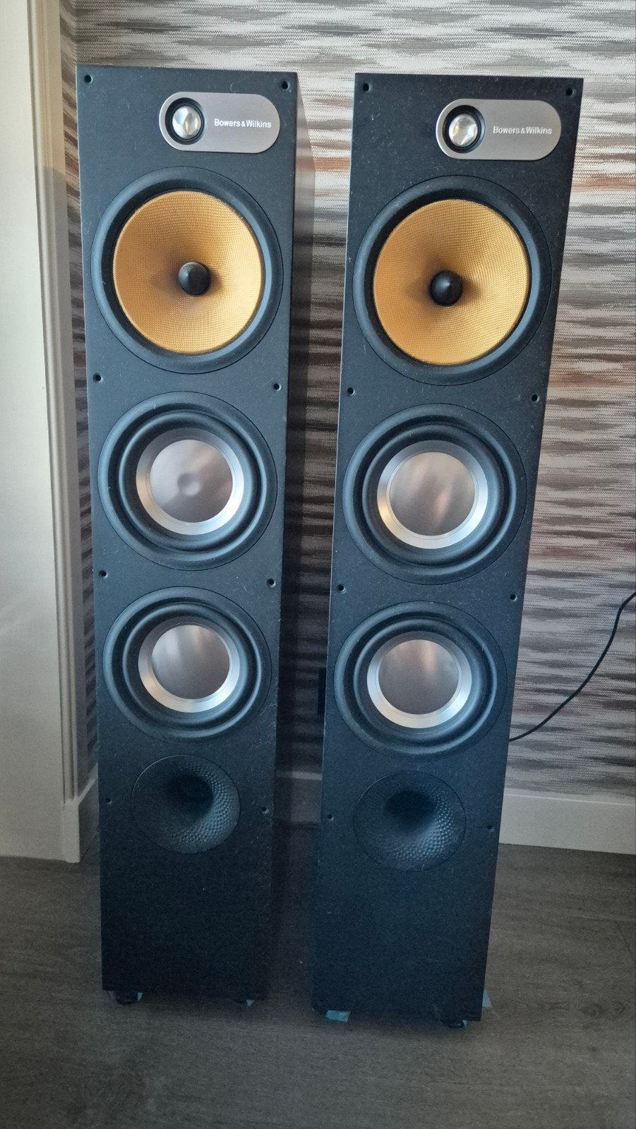 Bowers & Wilkins 683 Vloerstaande Luidspreker (Paar), Vloerstaande luidspreker, Gebruikt, Inclusief standaarden, Bowers & Wilkins (B&W)