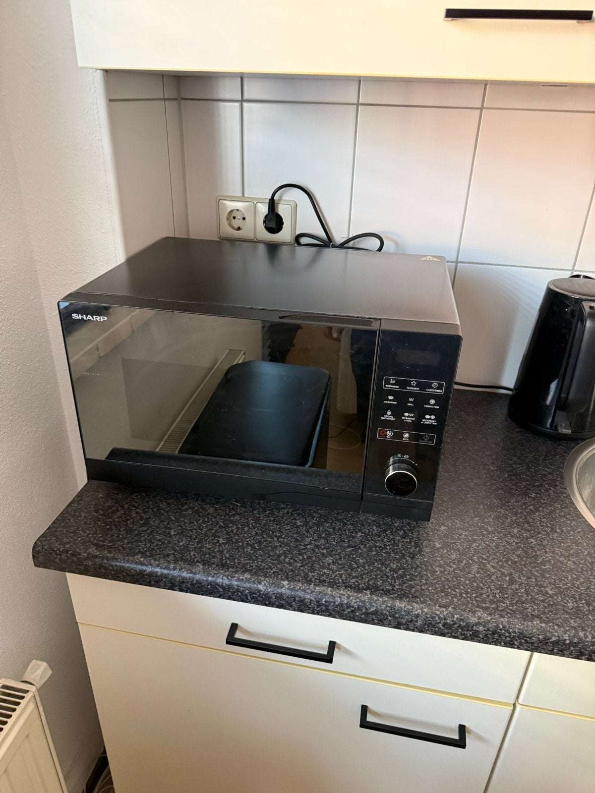 Sharp Combimagnetron - zwart, Witgoed en Apparatuur, Magnetrons, Ophalen, Combimagnetron, Grill, Zo goed als nieuw