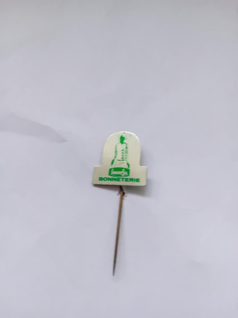 Pin - Inversa - Bonneterie, Verzamelen, Ophalen of Verzenden, Zo goed als nieuw, Merk, Speldje of Pin