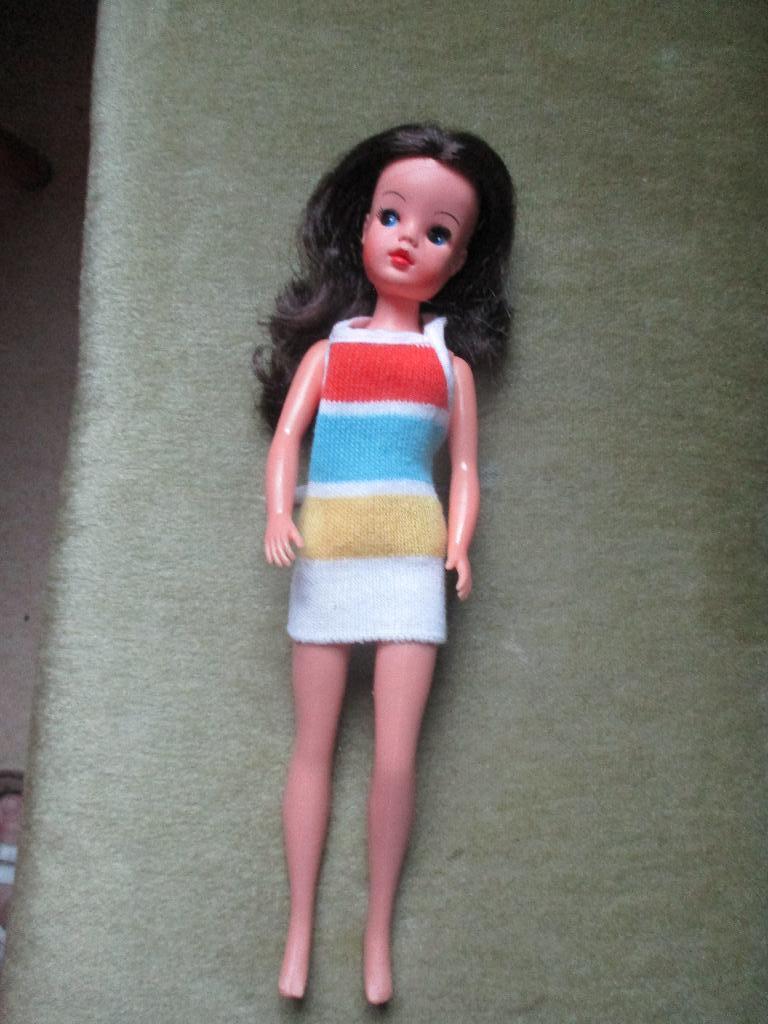 Mooie Sindy prdigree  hard kopje in lief jurkje  UK, Verzamelen, Verzenden, Zo goed als nieuw, Pop