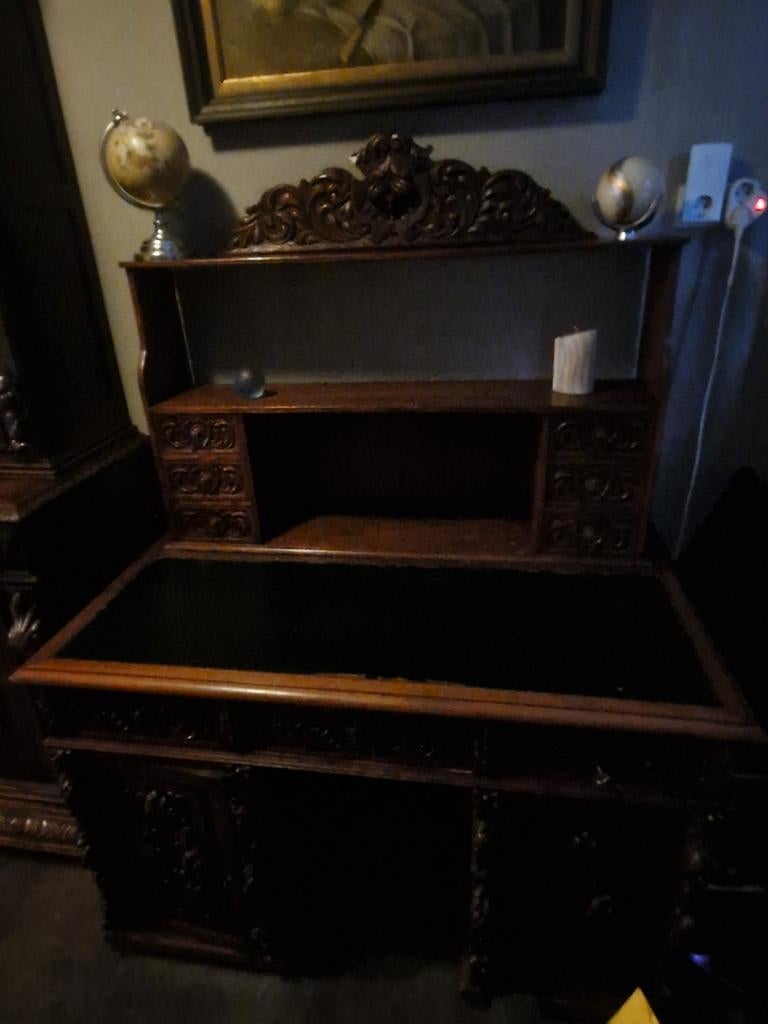 Oud bureau met opstand en snijwerk, Ophalen