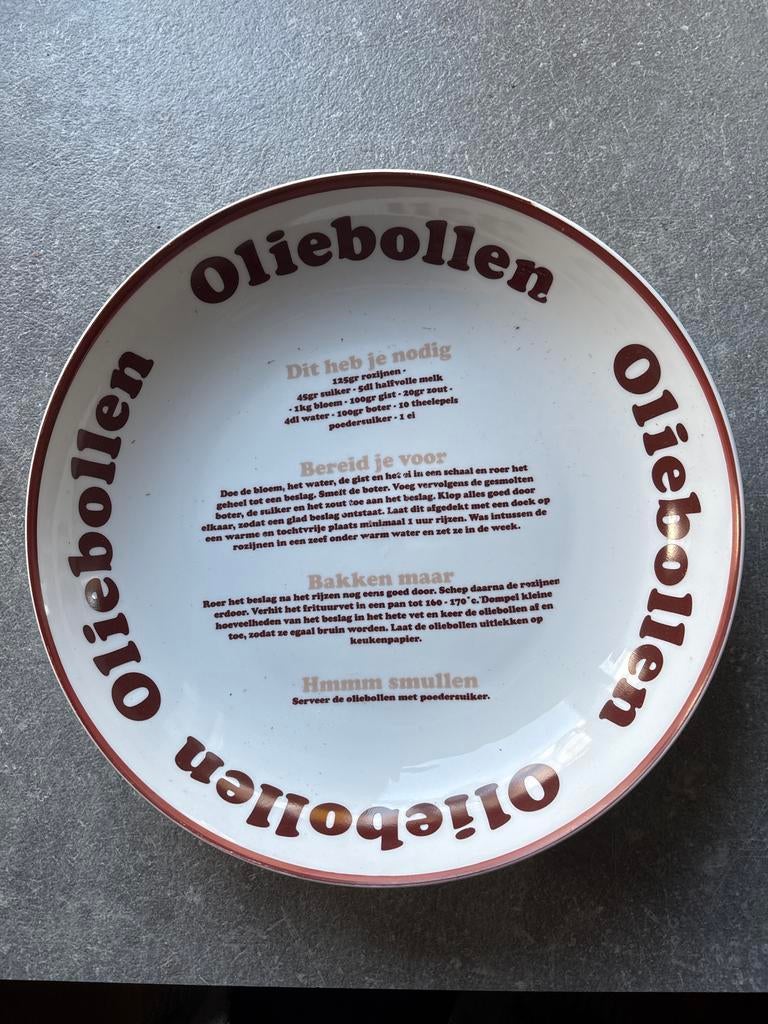 Bord om oliebollen op te serveren., Huis en Inrichting, Keuken | Servies, Ophalen of Verzenden, Aardewerk, Overige stijlen, Bord(en)
