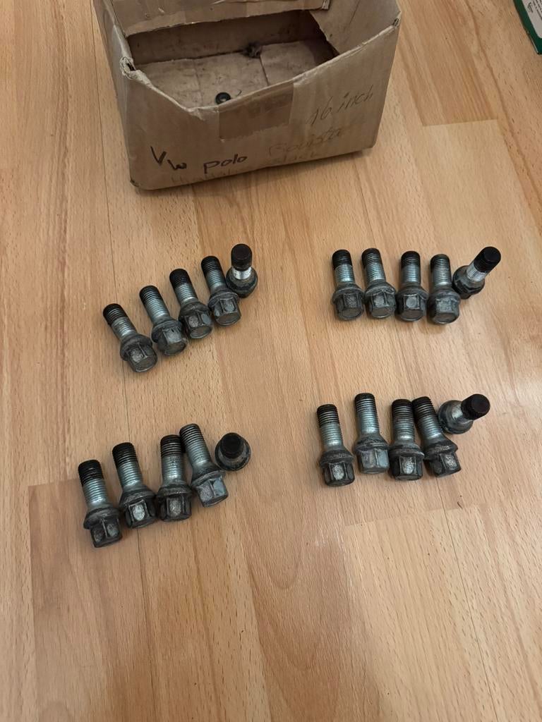 20 stuks Conische Wielbouten VAG / M14x1,50 / goede staat, Ophalen