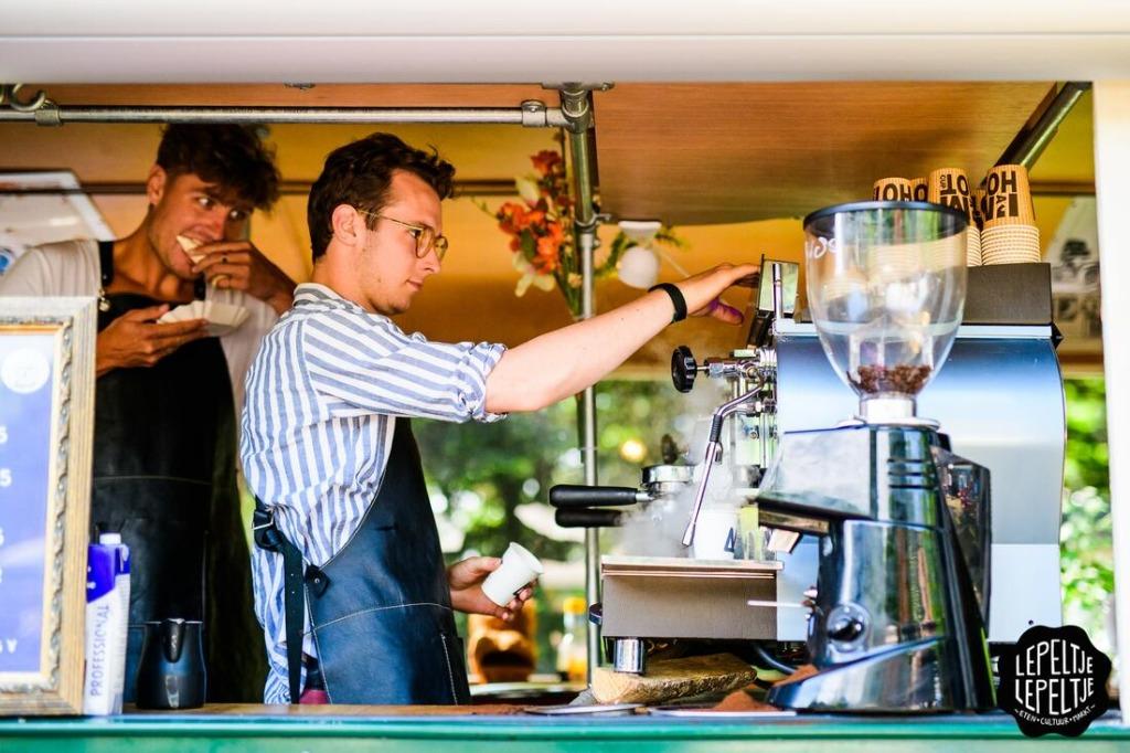 Foto 15 van foodtruck DJ-boot schoolbus te huur