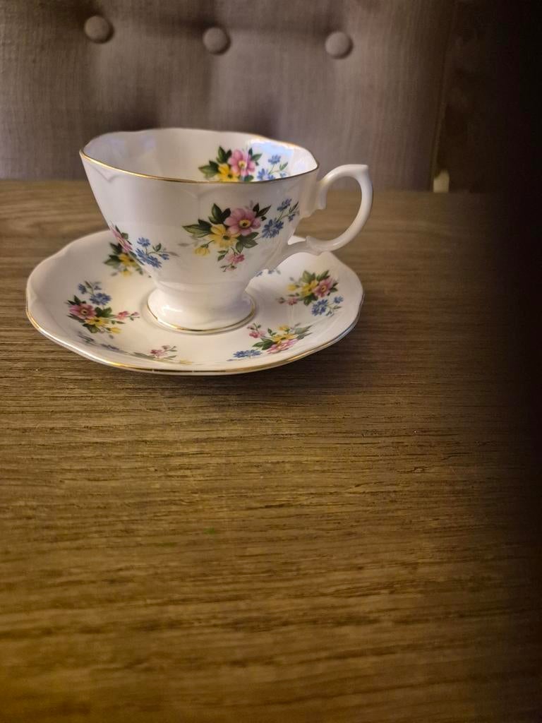 Richmond bone China/Engeland kop en schotel servies, Verzamelen, Porselein, Kristal en Bestek, Ophalen of Verzenden, Gebruikt