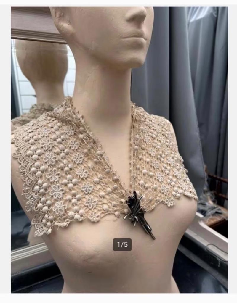 Antieke Kanten Sjaal met gratis engel Broche, Creme kleur, Antiek en Kunst, Antiek | Kleding en Accessoires, Dames, Ophalen of Verzenden