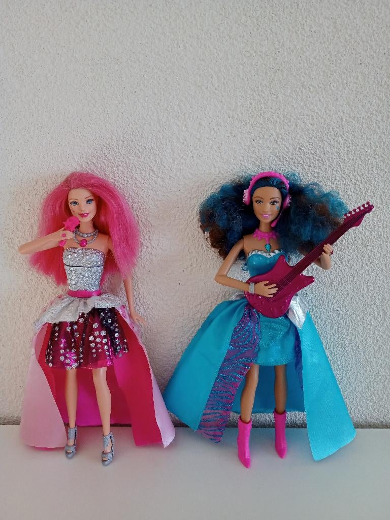 COURTNEY en ERIKA uit de film Barbie in het Popsterrenkamp, Verzamelen, Poppen, Ophalen of Verzenden, Gebruikt, Pop