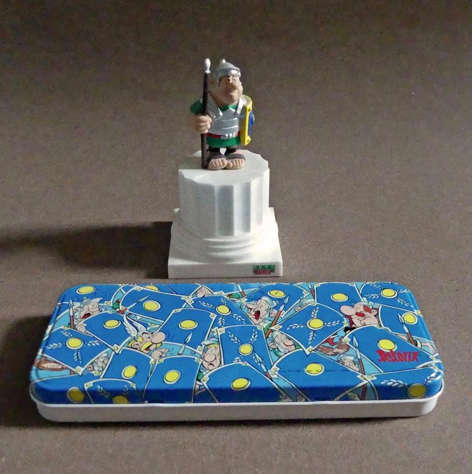 Asterix beeldje en pennenblik Romein legionair Parc Astérix, Verzamelen, Ophalen of Verzenden, Asterix en Obelix, Gebruikt, Beeldje of Figuurtje