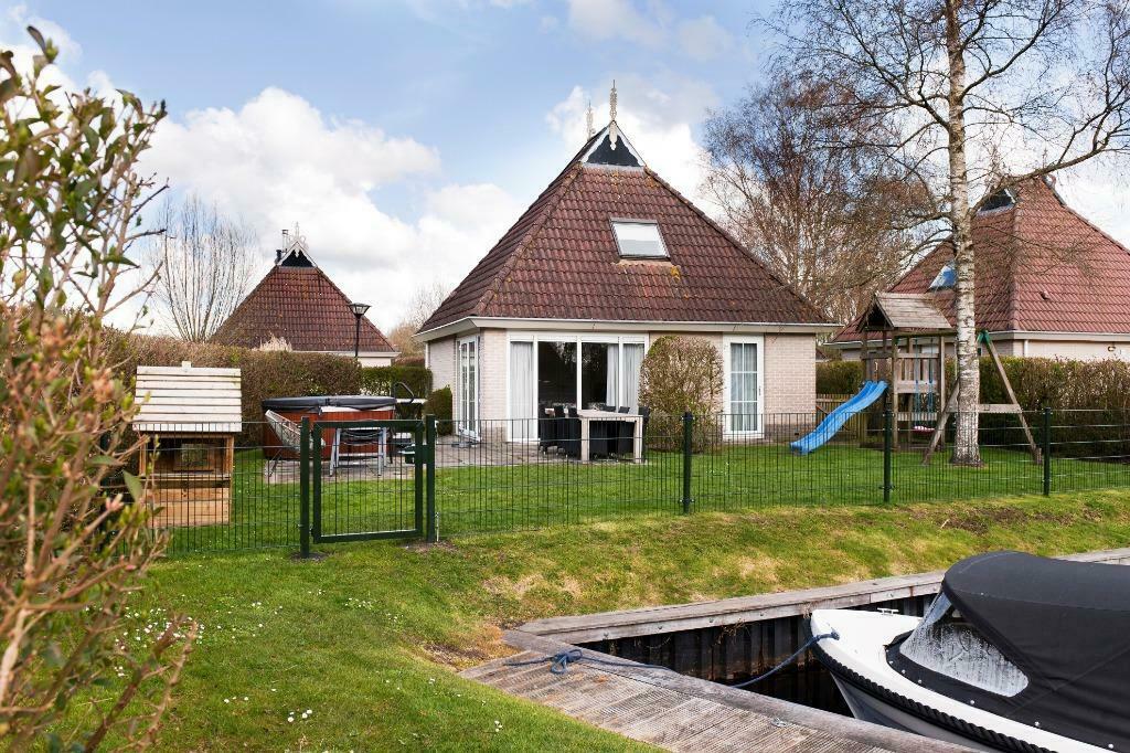 FrieslandmeivakIt Wiidluxe bungalow buitenspa wellness sloep, Vakantie, Vakantiehuizen | Nederland, Friesland, Chalet, Bungalow of Caravan