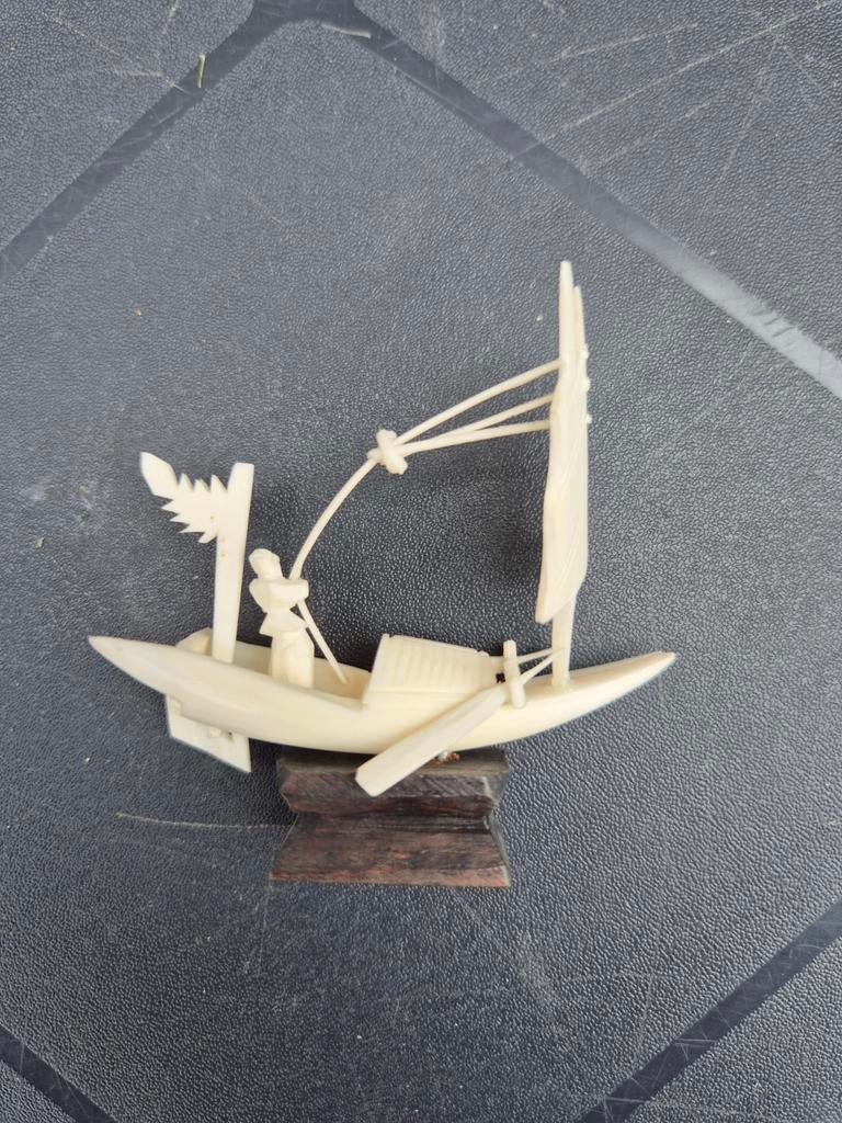 Handgesneden bootje van bot op houten sokkel, Minder dan 20 cm, Natuurlijk materiaal, Ophalen of Verzenden, Scène