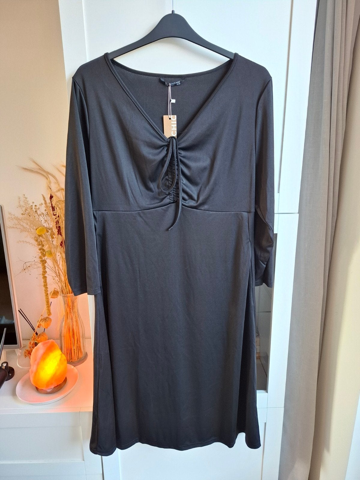 BloomChic zwarte A-lijn jurk met strikdetail maat 42-44 nieu, Ophalen of Verzenden, Nieuw, Zwart