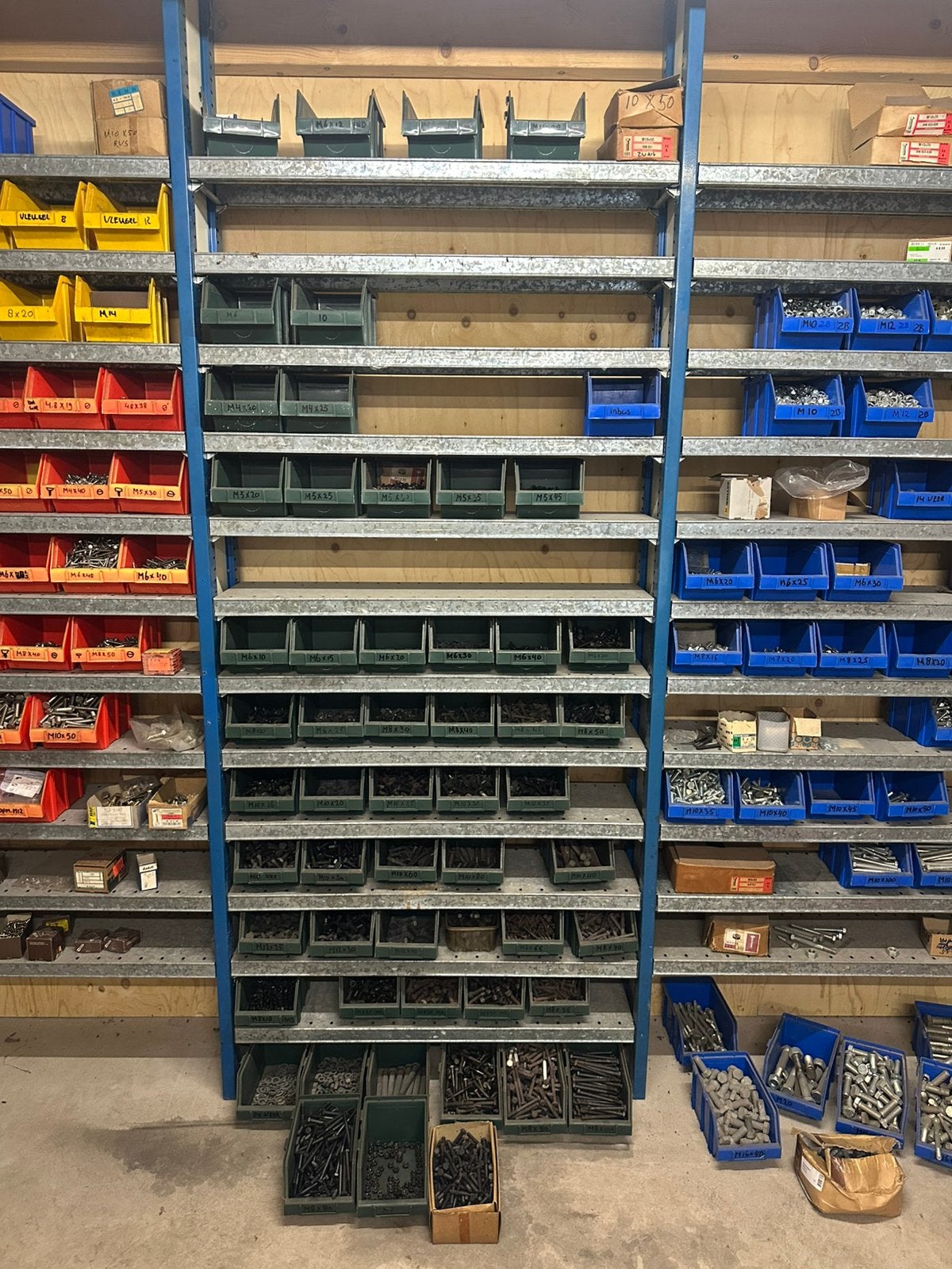 Compleet gevulde stelling met allerlei ijzerwaren!, Ophalen, Zo goed als nieuw, Bouten of Moeren, Rvs