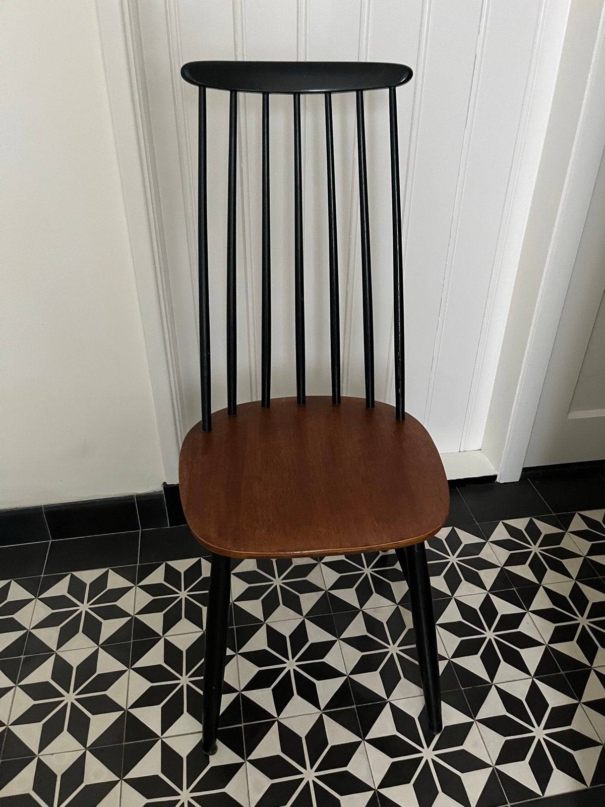 Vintage houten spijlenstoel in goede staat., Ophalen, Gebruikt, Zwart, Vintage Pastoe, Tapiovaara ?