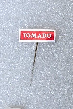 blikken speld Tomado huishoudelijke producten, Ophalen of Verzenden, Gebruikt, Overige onderwerpen, Speldje of Pin