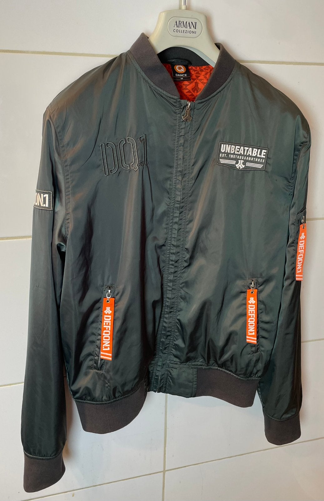Q-Dance Defqon.1 Unbeatable Bomber Jack Metal Grey & Orange, Ophalen, Maat 48/50 (M), Zo goed als nieuw, Grijs