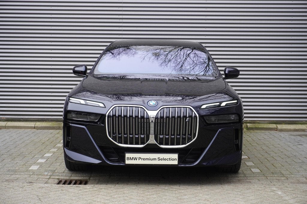 BMW i7 xDrive60 M Sportpakket | Glazen panoramadak Sky Loung, Auto's, BMW, Automaat, Stof, Gebruikt, Zwart