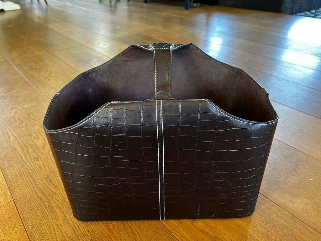 Krantenbak lectuurbak mand krokodil bruin donkerbruin leer, Huis en Inrichting, Woonaccessoires | Krantenbakken en Lectuurbakken